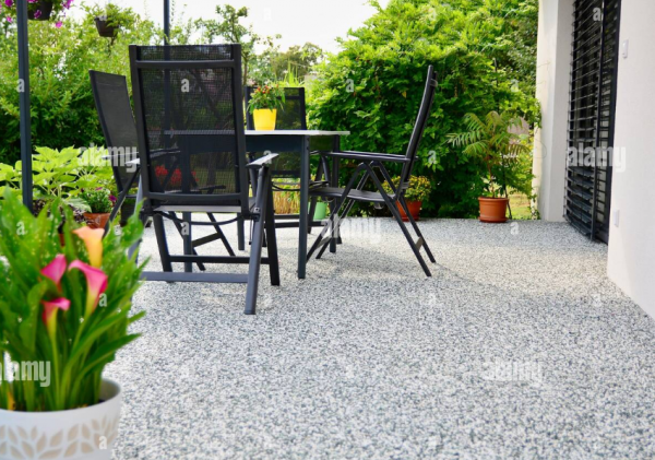 Teras Batu Alam dengan Meja dan Kursi Taman